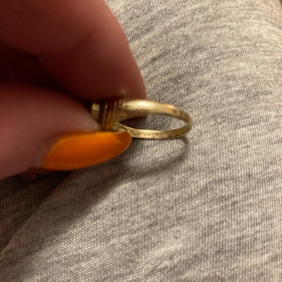 Solid 10k gold Garnet ring. 1.7g - Picture 3 of 3